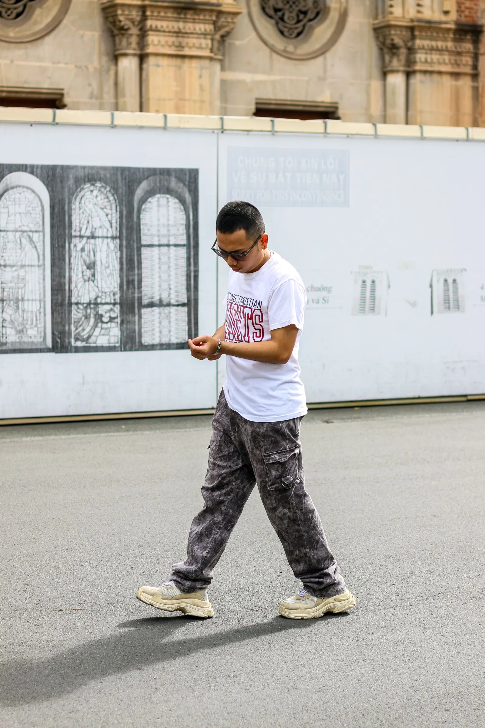 Hombre con pantalón cargo gris caminando por la calle
