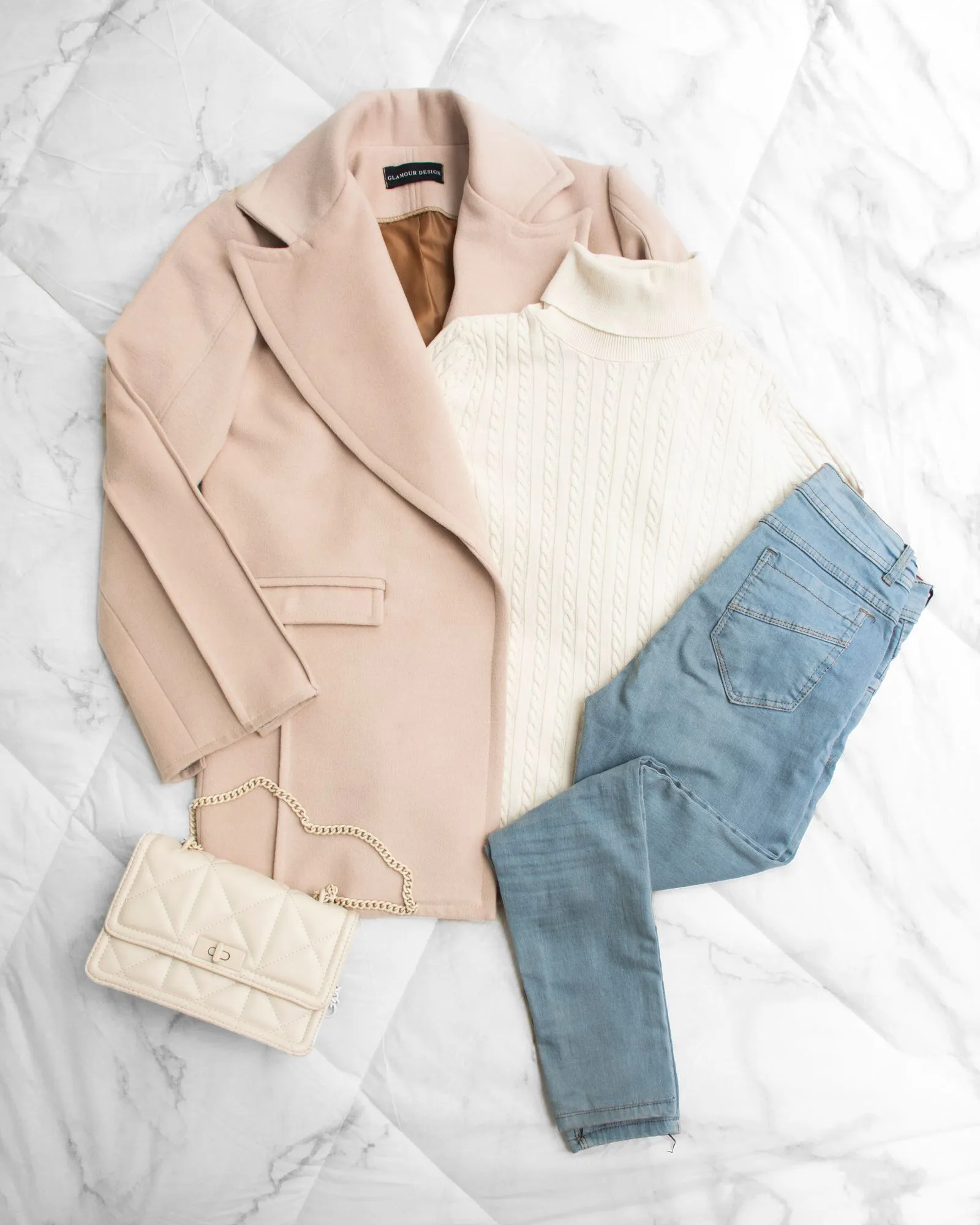 Conjunto de prendas de invierno ordenado sobre tela blanca