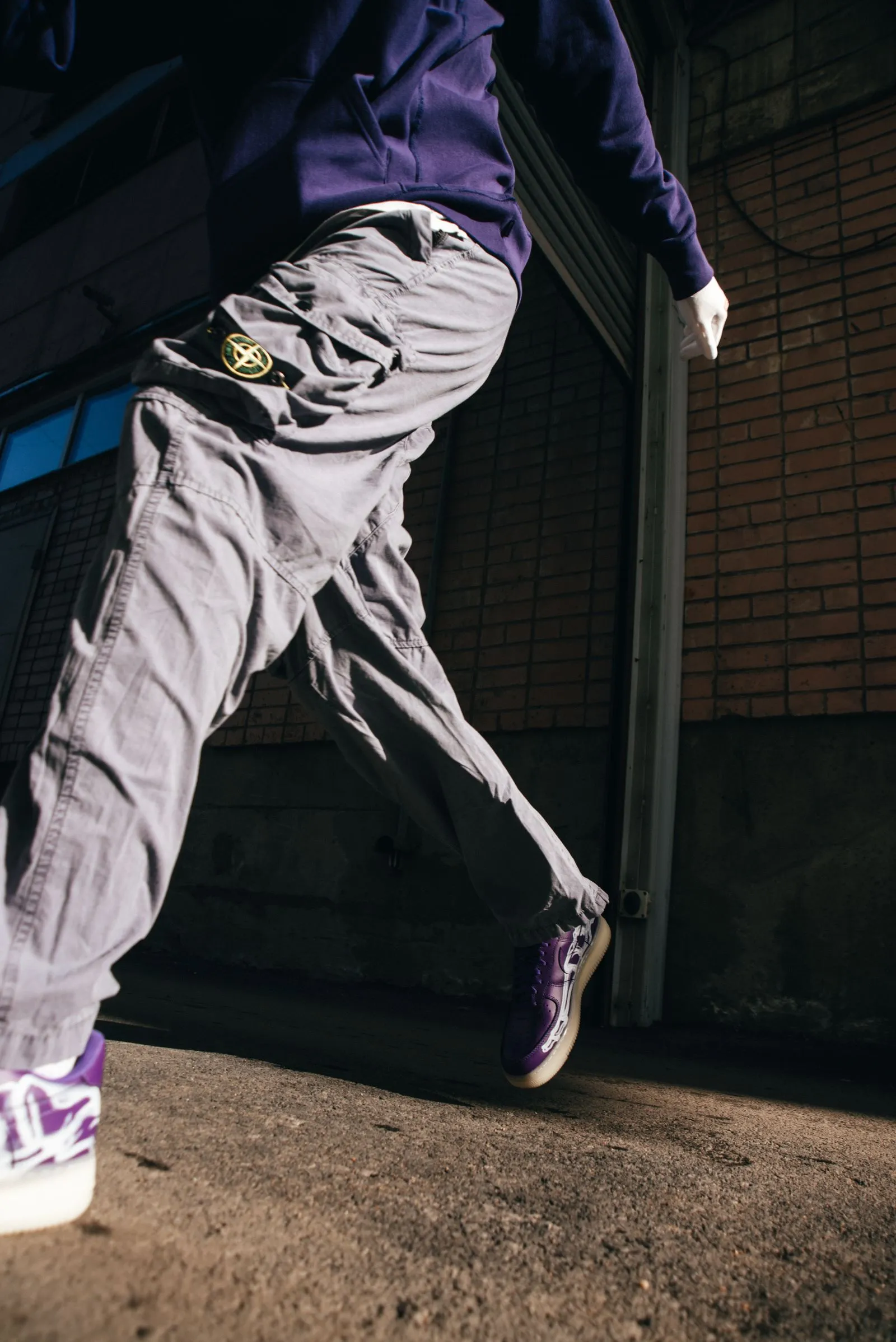 Persona en movimiento con pantalón cargo beige