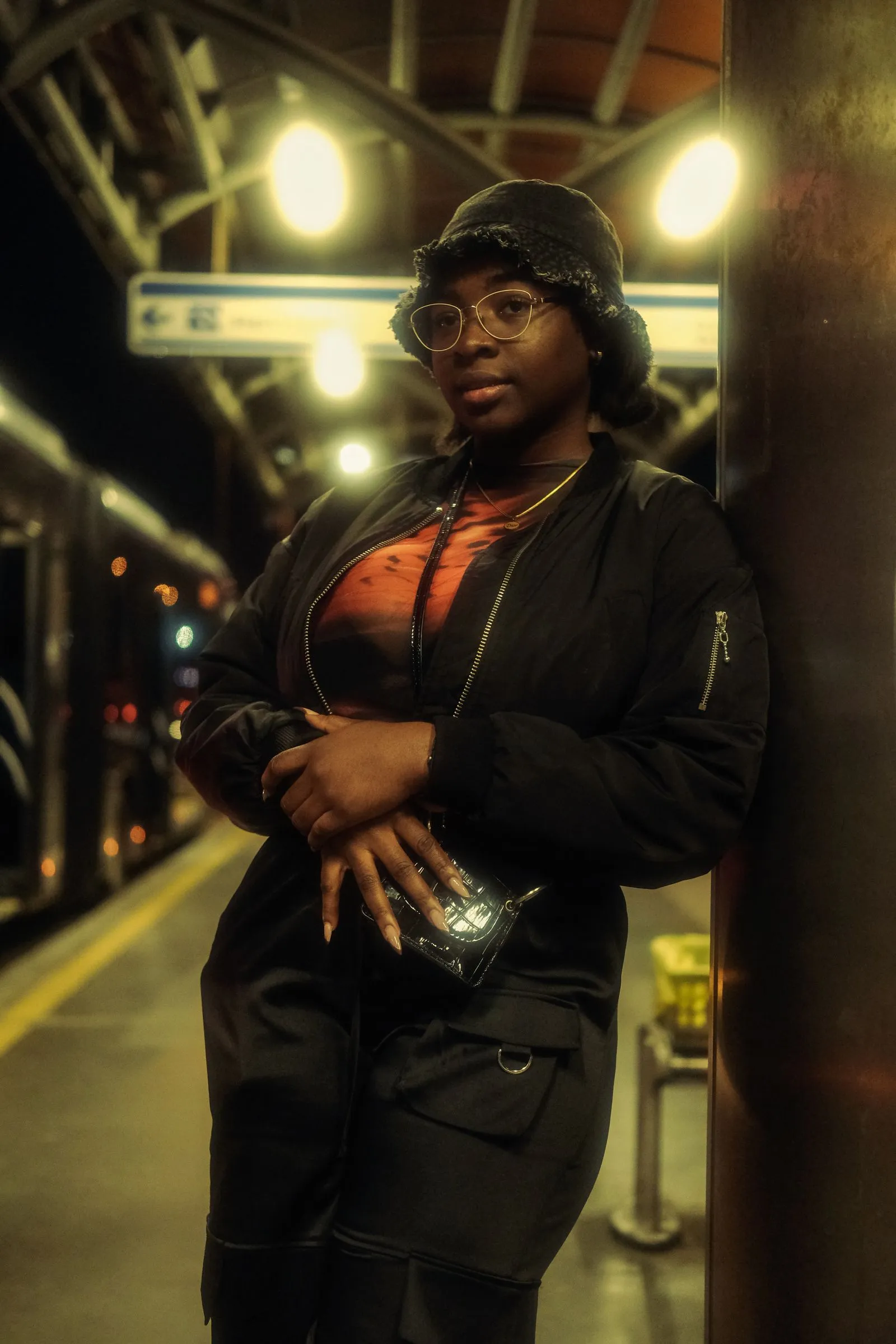Mujer con campera negra y pantalón cargo negro