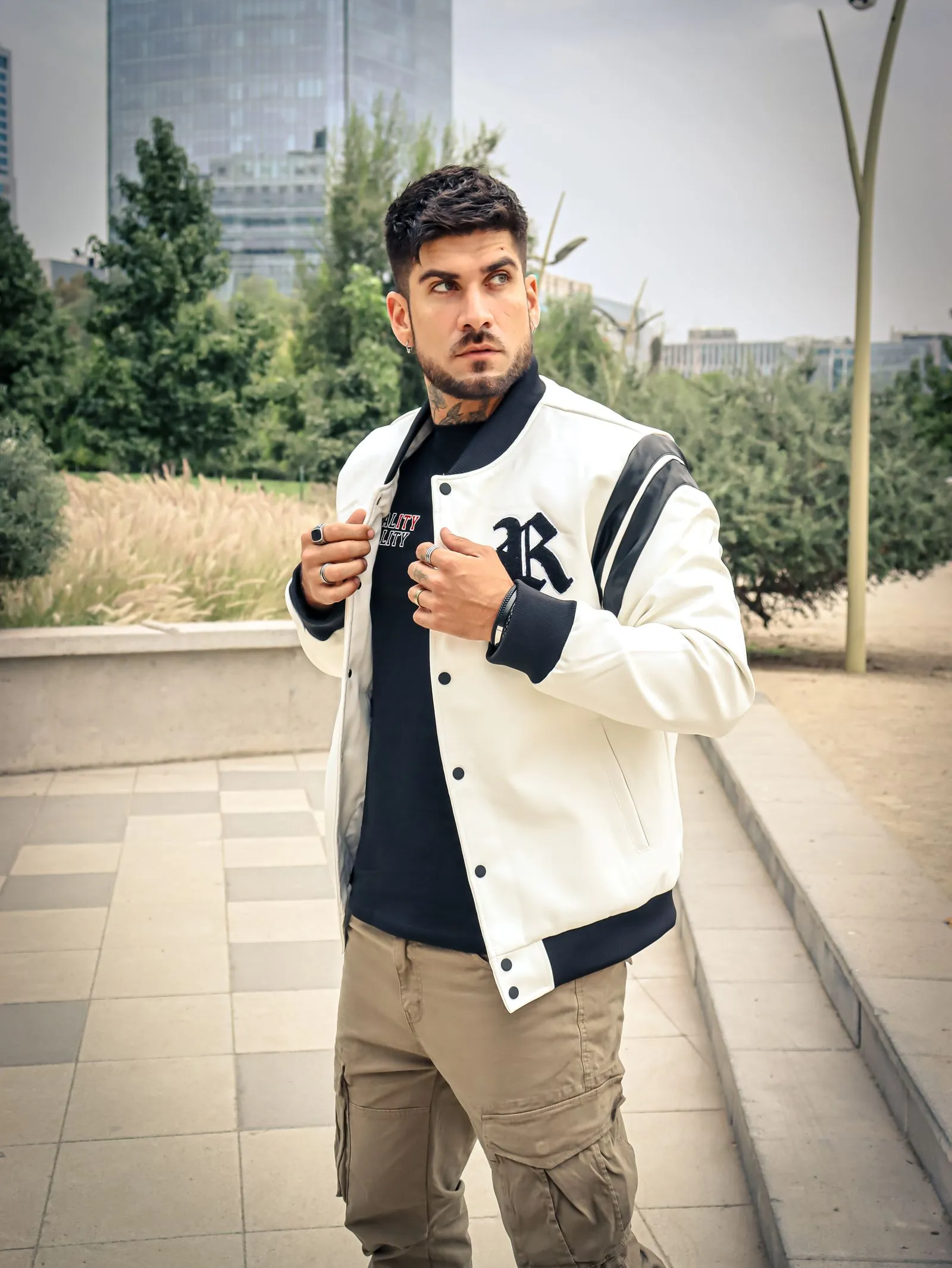 Hombre con campera blanca y pantalón marrón